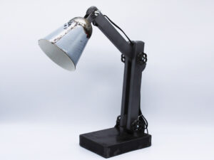 Lampada da tavolo industrial