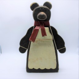 Orso in legno con sciarpa rossa